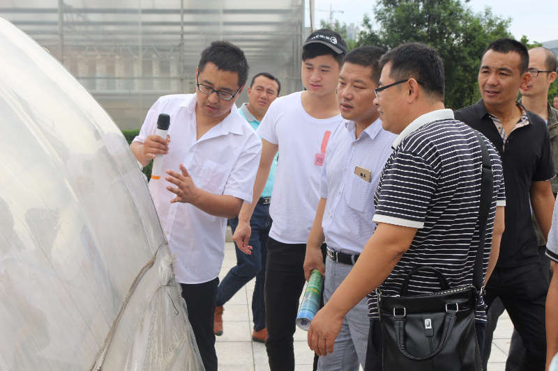 賈少華老師在基地給學員實地講解溫室的選擇與建造