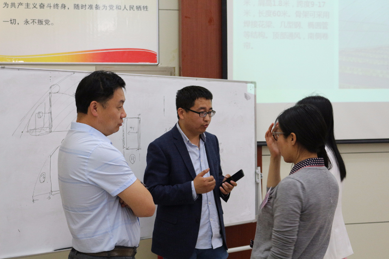 在課堂休息時(shí)，學(xué)員請(qǐng)教賈少華老師溫室的選擇與建造的知識(shí)