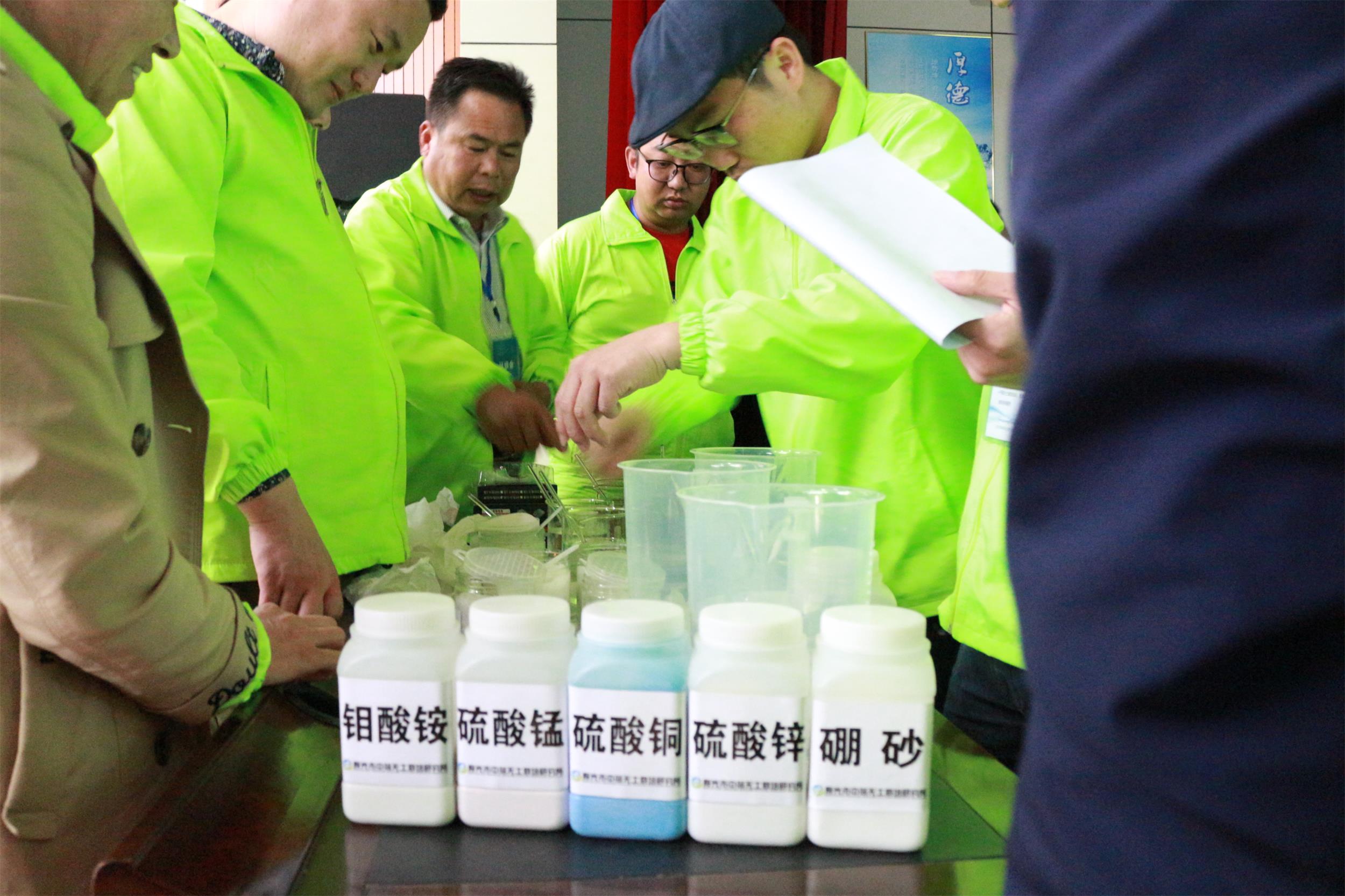 營養(yǎng)液配置.JPG 營養(yǎng)液配置.JPG